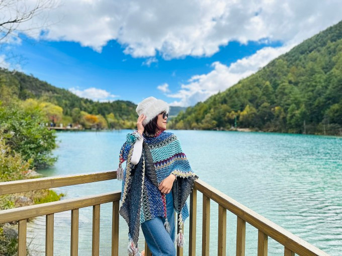 Vietnamese tourists pose during a trip to Lijiang, China earlier this year. Photo: Otrip