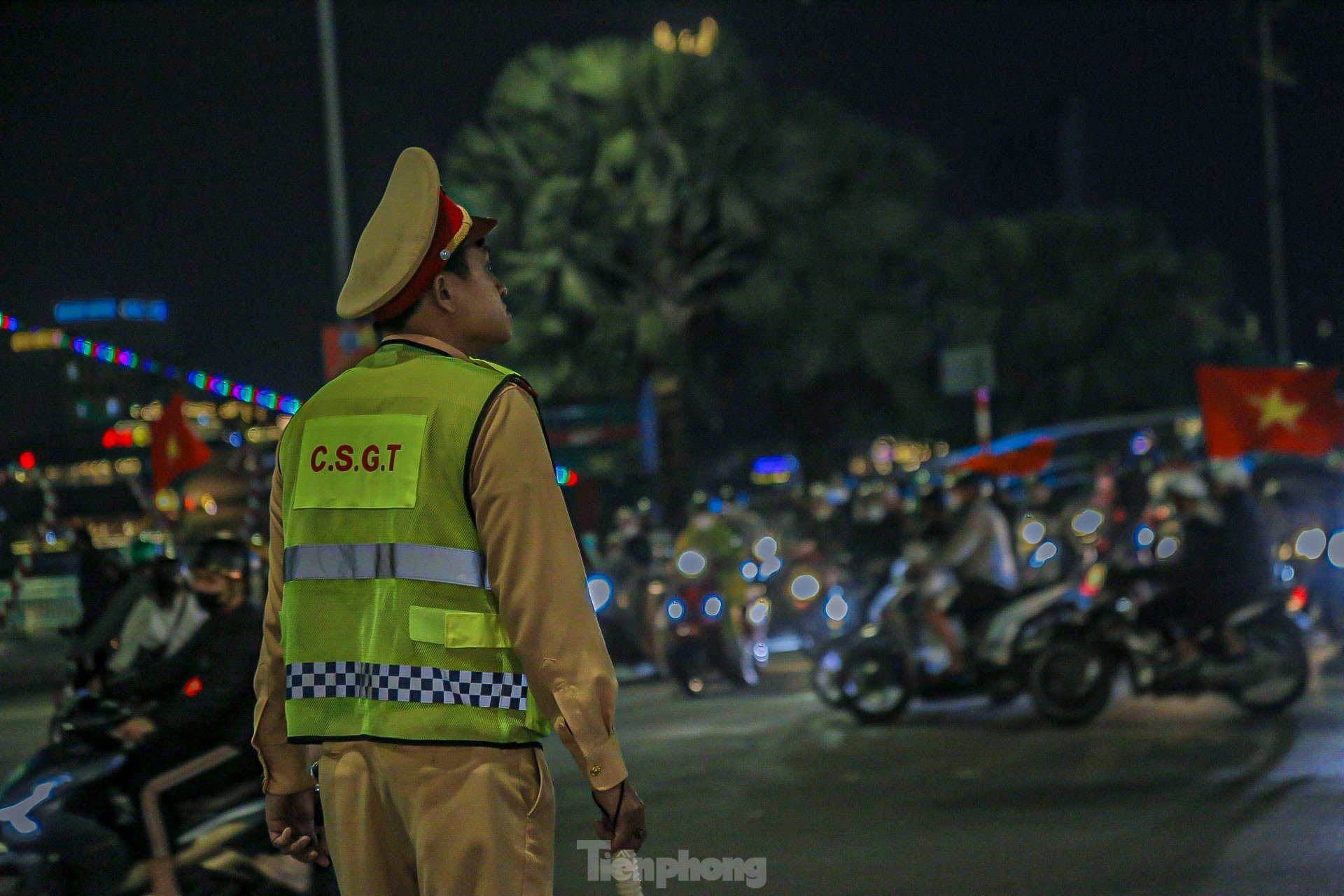 ชาวเมืองดานังนับพันหลั่งไหลลงสู่ท้องถนนเพื่อเฉลิมฉลองชัยชนะของเวียดนาม ภาพ 17