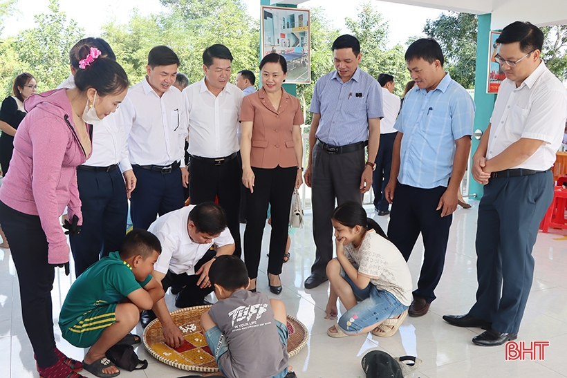 Head of the Provincial Party Committee's Mass Mobilization Commission joins in the solidarity festival in Cam Xuyen