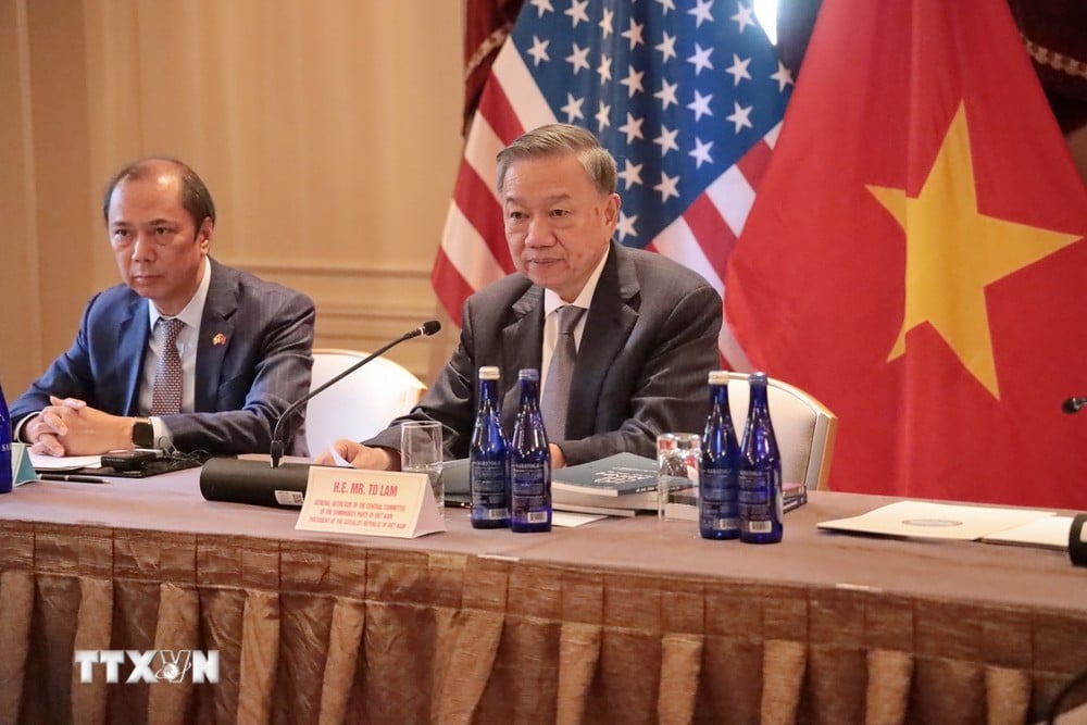 General Secretary and President To Lam at a meeting with leaders of the Communist Party, left-wing organizations and friends from the United States. (Photo: Thanh Tuan/VNA)