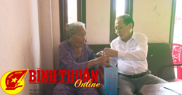 Ham Thuan Bac District Party Secretary visits relatives of Dien Bien soldiers