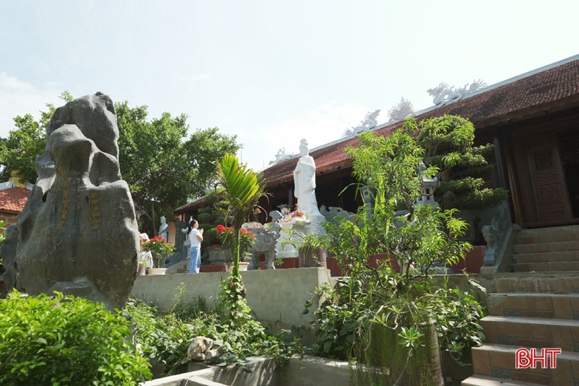 Visitez le temple sacré au pied de la montagne Hong