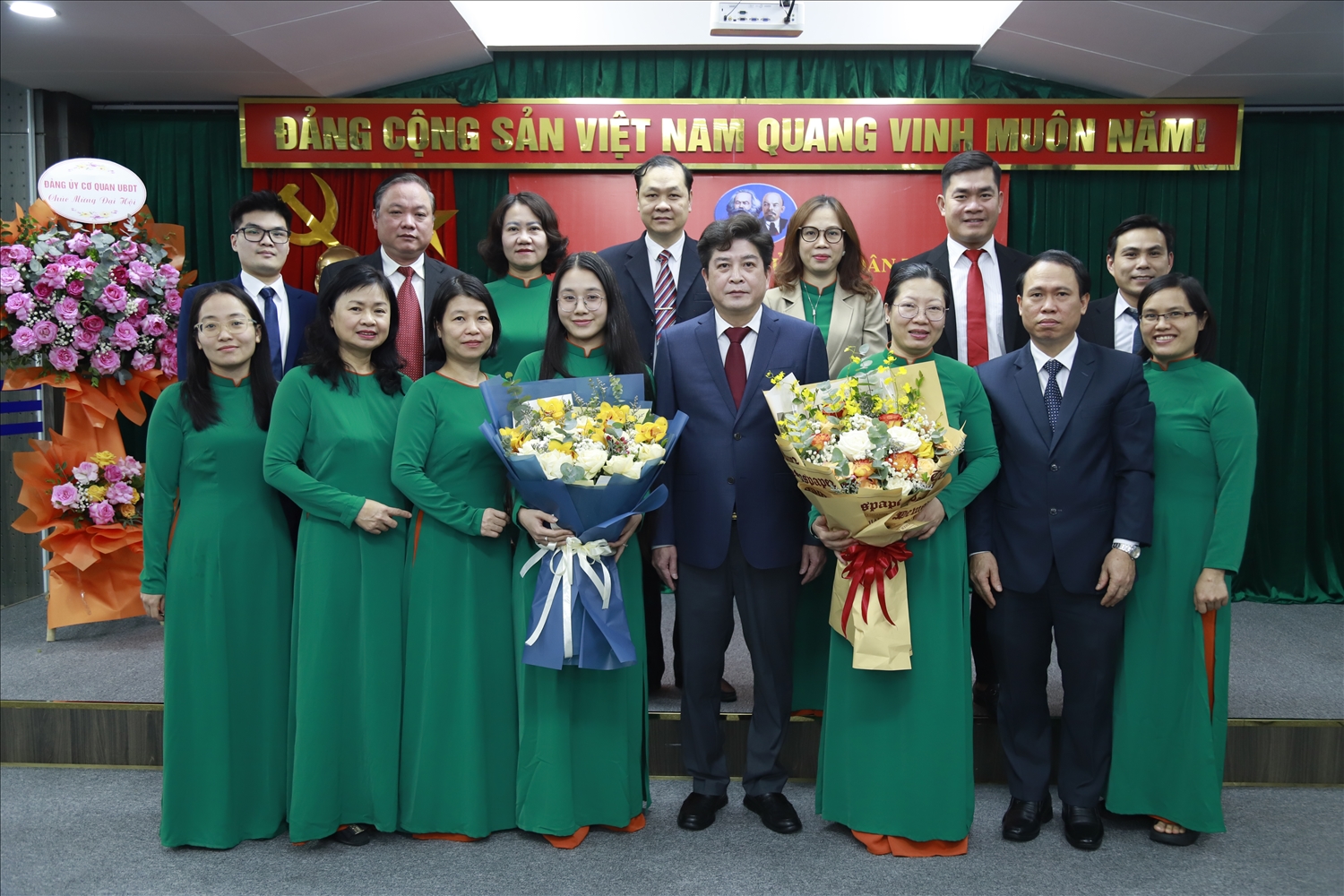 Các đồng chí đảng viên trong Chi bộ Vụ Kế hoạch - Tài chính chúc mừng Chi ủy Chi bộ Vụ nhiệm kỳ 2025 - 2027