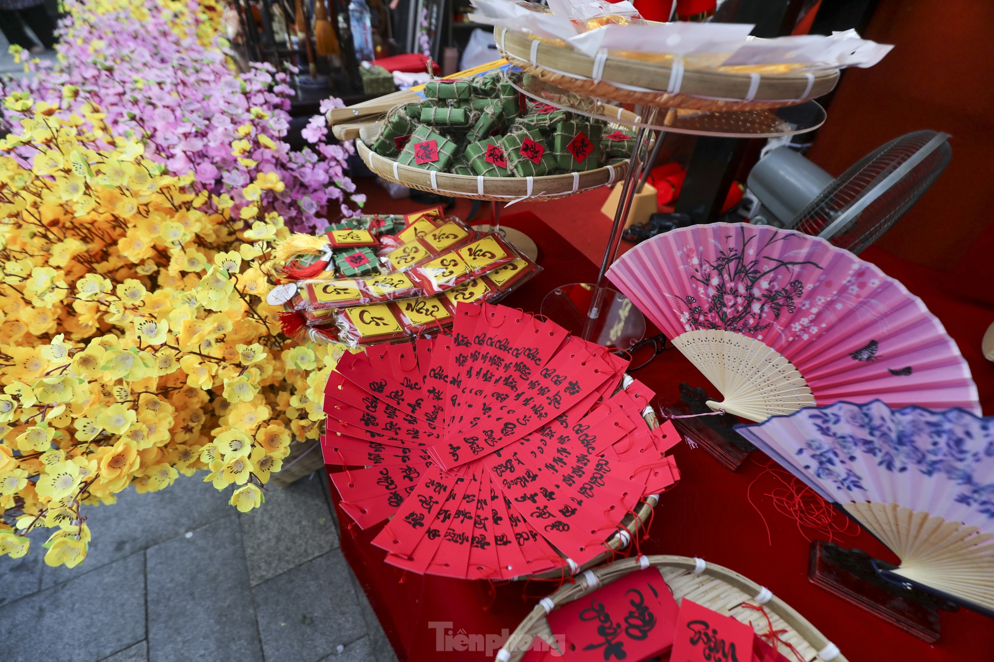 Junge Leute strömen in die Ong Do-Straße und die Gelbe Aprikosenstraße in Ho-Chi-Minh-Stadt, um Tet-Fotos zu machen. Foto 21