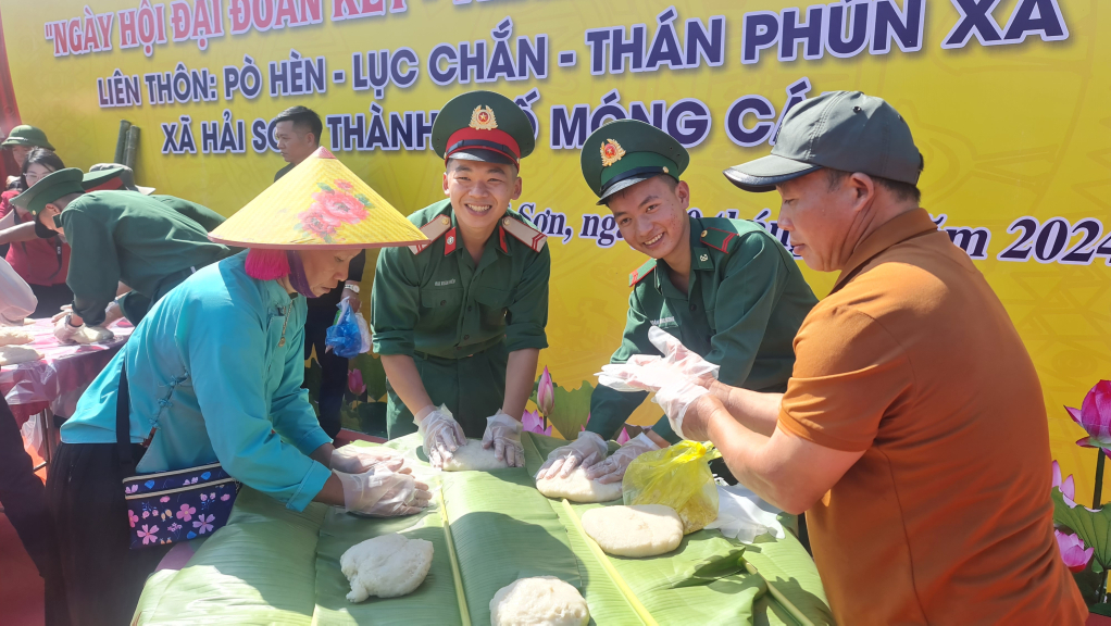 CBCS của Ban CHQS TP Móng Cái giao lưu làm bánh giày cùng nhân dân xã Hải Sơn.