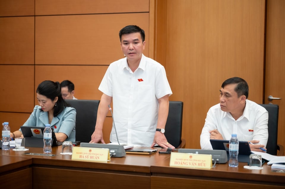 Ha Sy Huan, chef adjoint de la délégation de l'Assemblée nationale de la province de Bac Kan, réfléchit aux difficultés de la localité à organiser la réinstallation des personnes touchées par les glissements de terrain après la tempête n° 3.