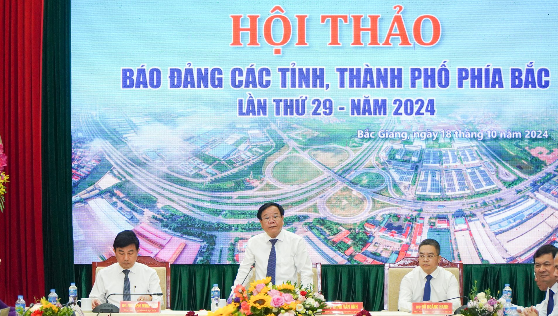 Báo Đảng tuyên truyền cải thiện môi trường đầu tư kinh doanh, thúc đẩy tăng trưởng kinh tế