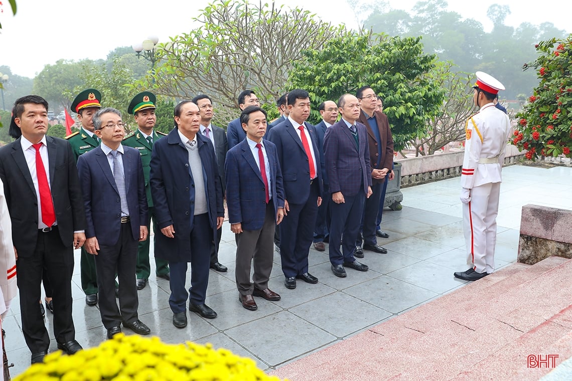 Ha Tinh leaders offer incense at red addresses on the occasion of the 94th anniversary of the Party's founding