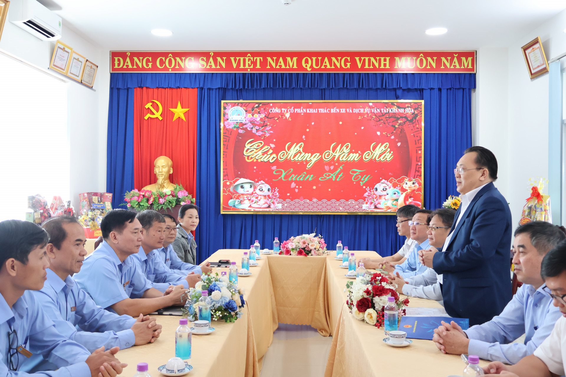 M. Le Huu Hoang a visité et souhaité une bonne année à la gare routière de Khanh Hoa et à la société par actions des services de transport.