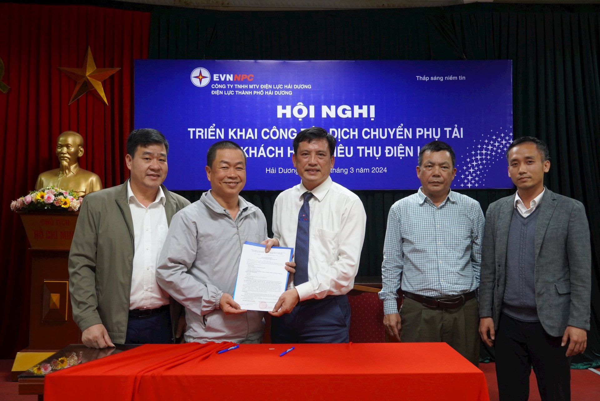 30 businesses in Hai Duong city signed a commitment to adjust load, contributing to stabilizing the power grid.