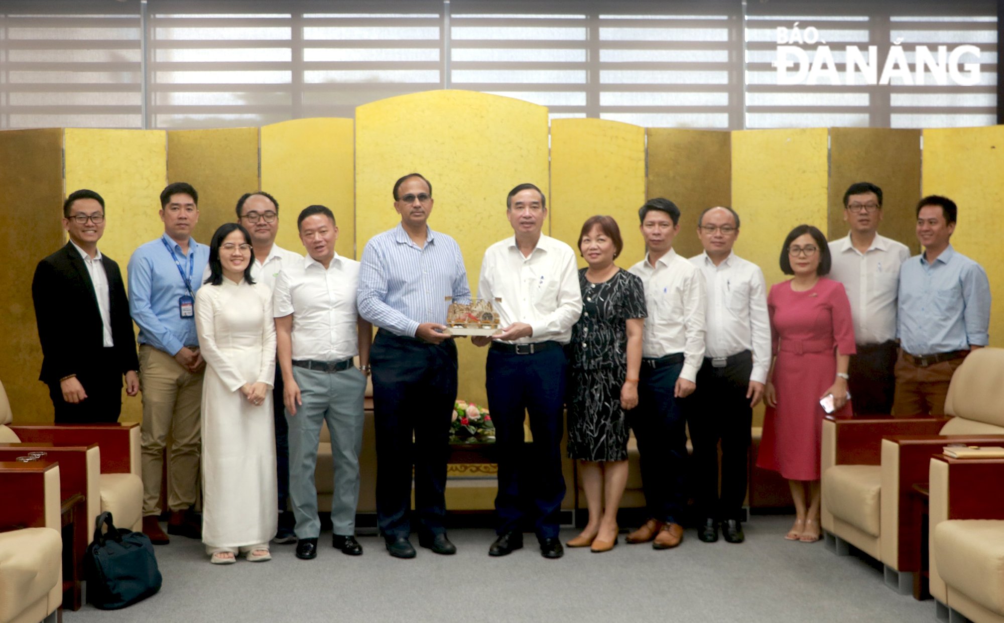 Der Vorsitzende des Volkskomitees der Stadt, Le Trung Chinh (7. von rechts), machte am Morgen des 24. Juni ein Foto mit der Arbeitsdelegation der NVIDIA Corporation. Foto: VAN HOANG