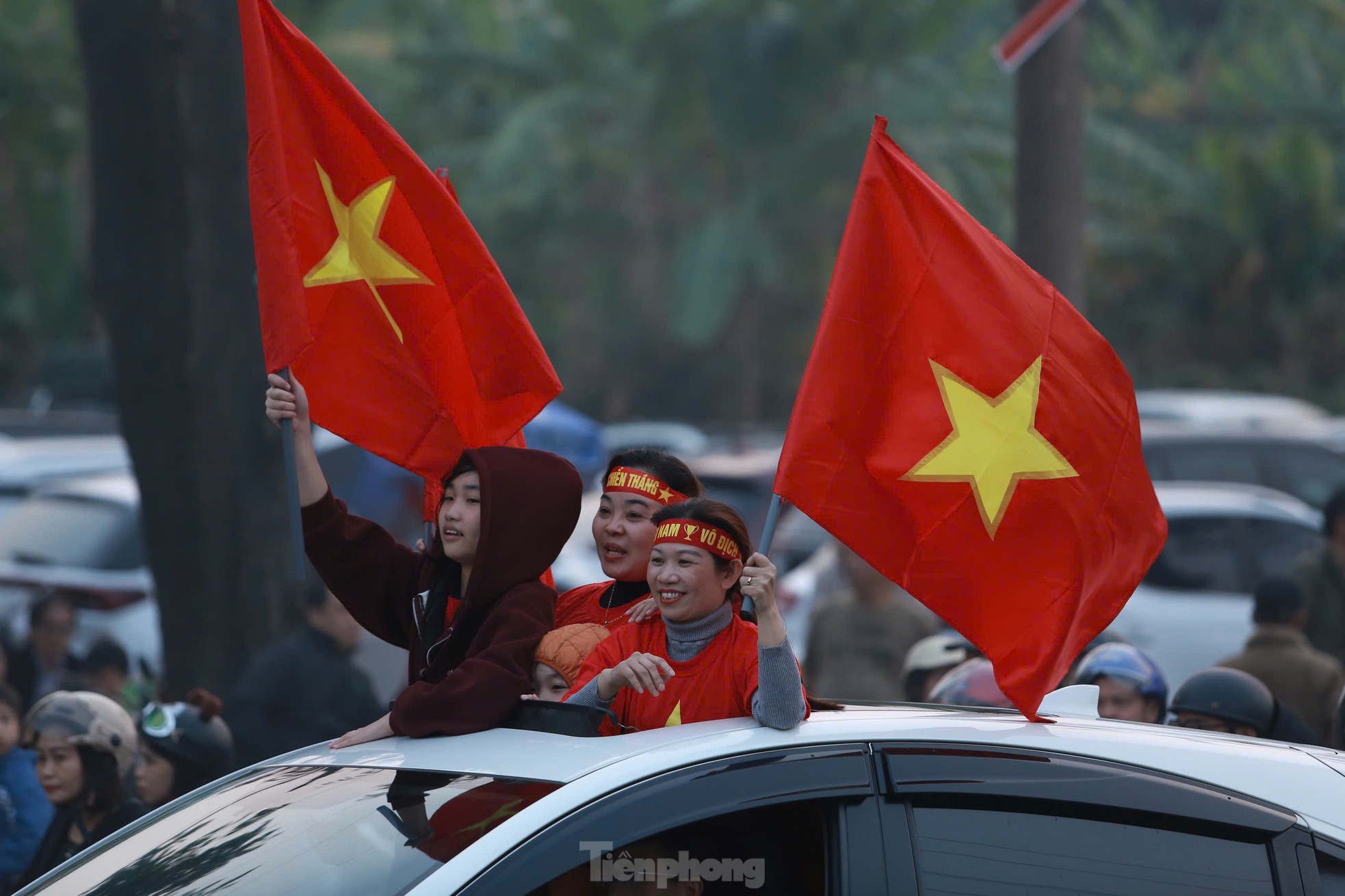 Viet Tri is glowing red, fueling the Vietnamese team in the second leg of the semi-final, photo 2