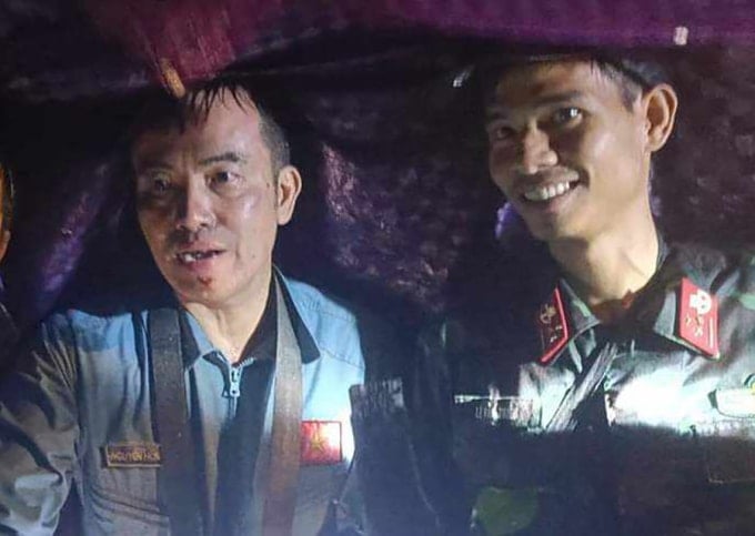 Les forces de recherche se sont approchées du lieutenant-colonel Nguyen Hong Quan (à gauche). Photo : Quy Nhon