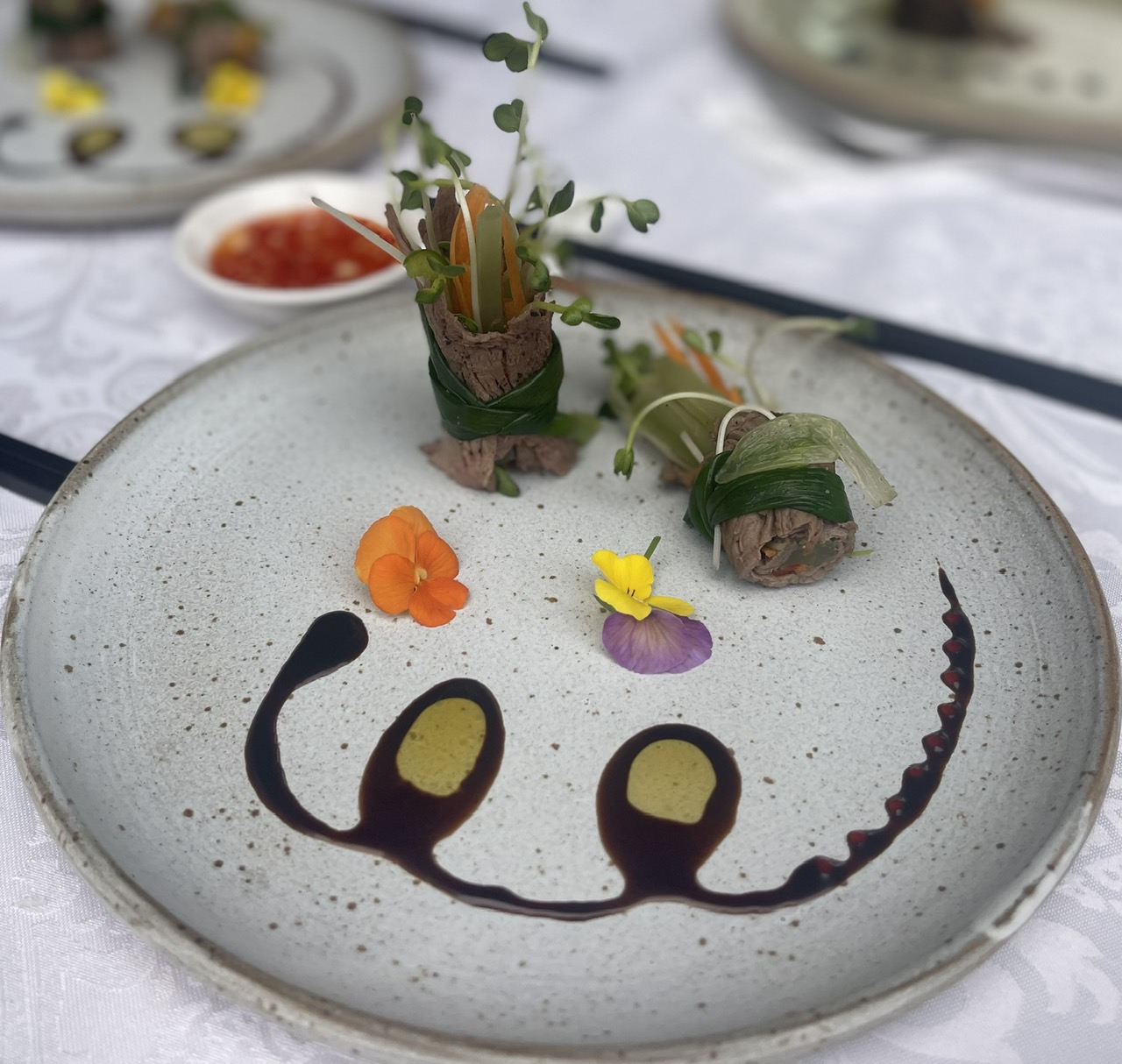 食べ物は美しく盛り付けられています。