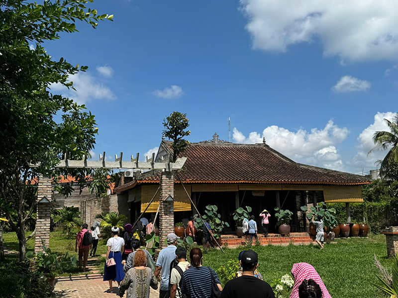 Du khách trên du thuyền La Marguerite trải nghiệm các sản phẩm du lịch văn hóa của tỉnh Vĩnh Long.
