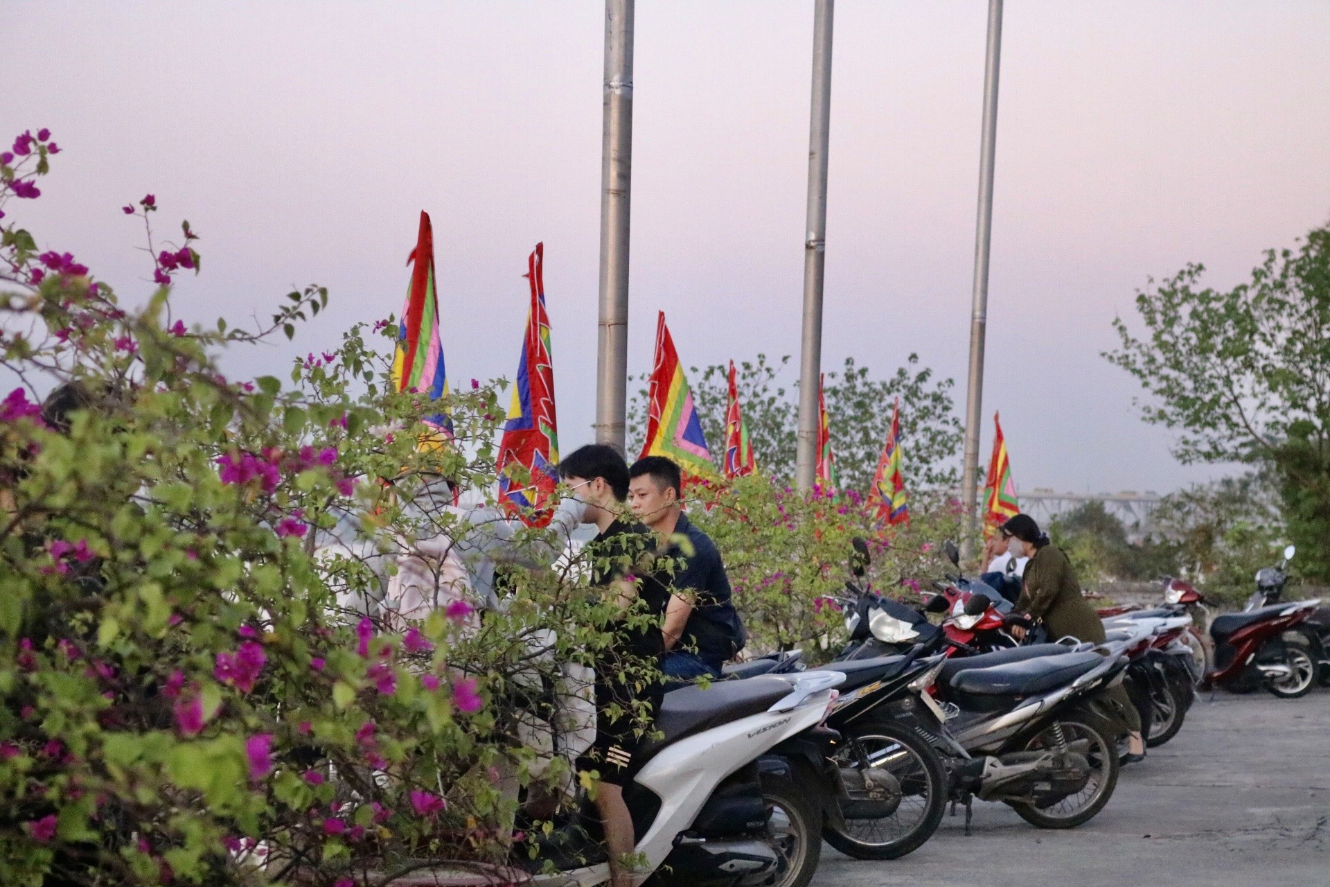 Junge Leute laden sich gegenseitig ein, an einem neuen Ort einzuchecken, um den Sonnenuntergang zu beobachten, extrem entspannt in Hanoi, Foto 2