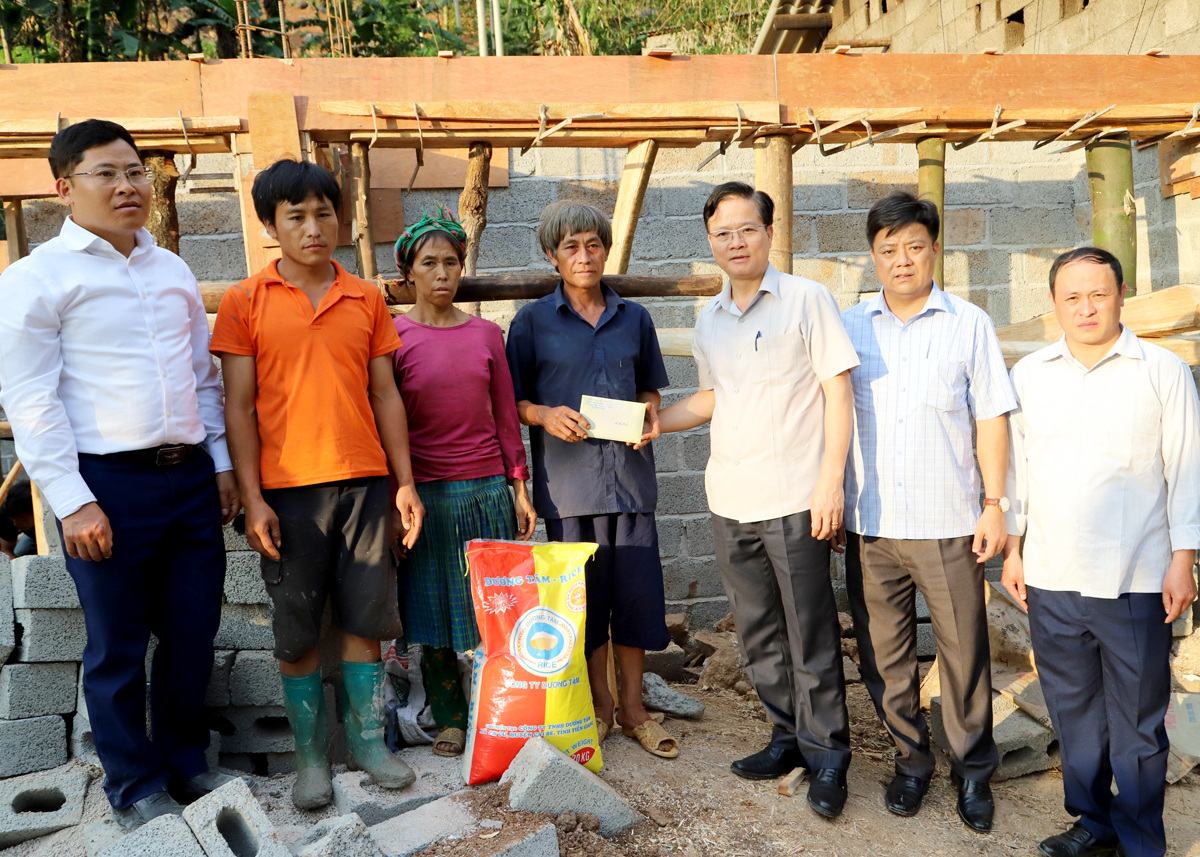 지방당위원회 감사위원회 위원장 Tran Quang Minh은 Thuong Phung 코뮌 Thin Ngai 마을의 Cu Mi Su 씨 가족에게 돈을 전달했습니다.