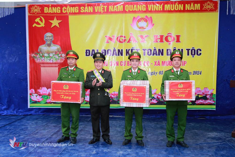 Major General Bui Quang Thanh, Director of the Provincial Police Department, presented gifts to Muong Tip Commune Police.