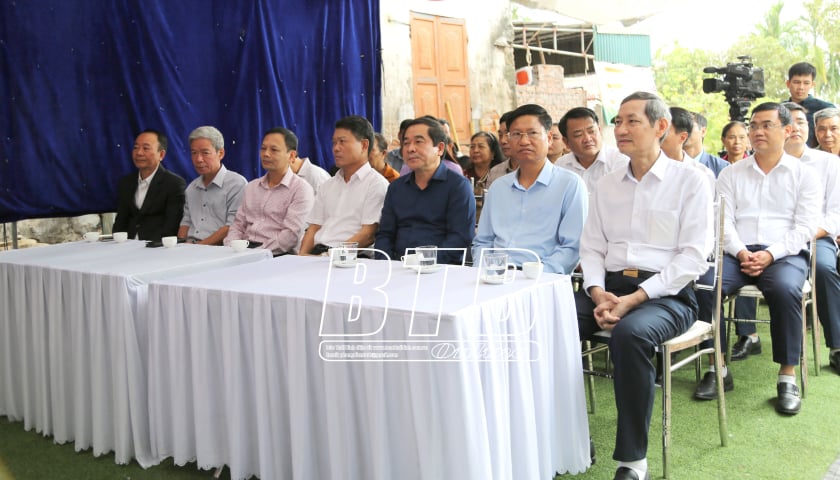 Comrade Nguyen Tien Thanh, Standing Deputy Secretary of the Provincial Party Committee, Chairman of the Provincial People's Council attended the groundbreaking ceremony to build temporary and dilapidated houses for poor and near-poor households in Hoang Dieu ward.