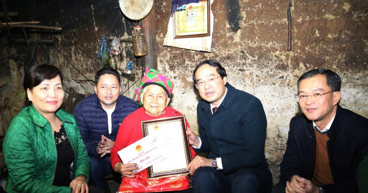 Lunar New Year 2025: President gives gifts to congratulate 52 people on their 100th birthday