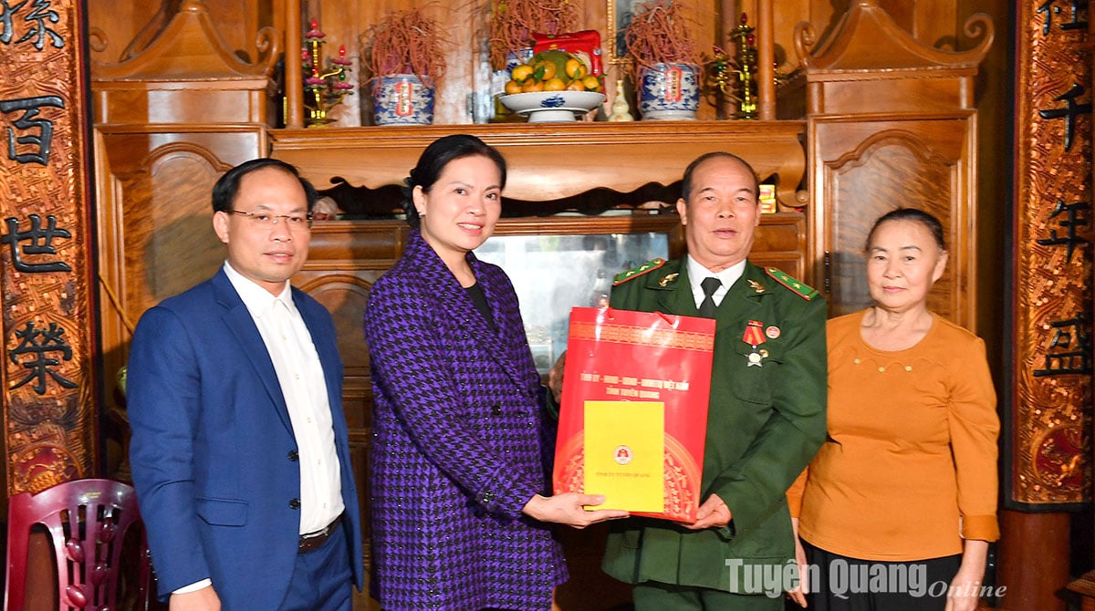 La secretaria provincial del Partido, Ha Thi Nga, entrega obsequios a personas con contribuciones revolucionarias en el distrito de Lam Binh