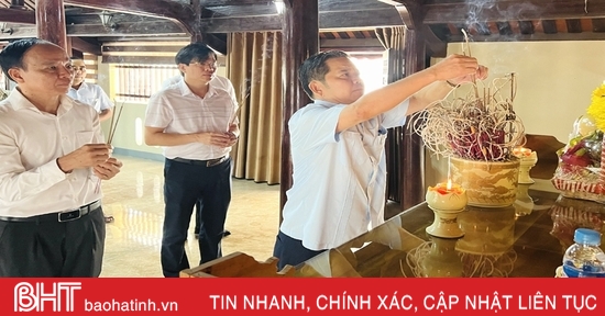 Offering incense at Tu My Communal House on the occasion of the 93rd anniversary of Nghe Tinh Soviet