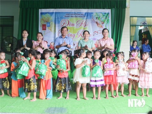 La delegación provincial visitó y entregó regalos de Medio Otoño a los niños del jardín de infancia Phuoc Ha.