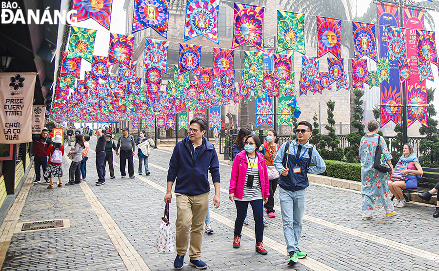 Más de 402.000 visitantes visitaron y viajaron a Da Nang durante el Tet