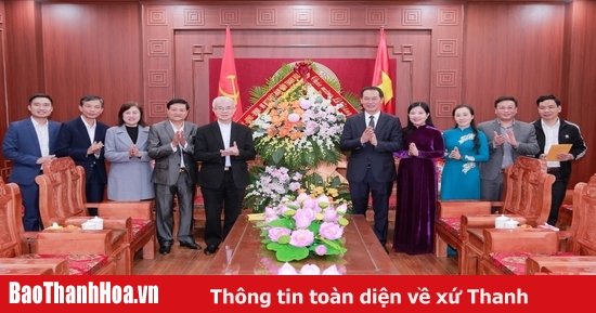 El subsecretario del Comité Provincial del Partido, Trinh Tuan Sinh, felicitó al sacerdote Tran Xuan Manh, de la parroquia Sam Son