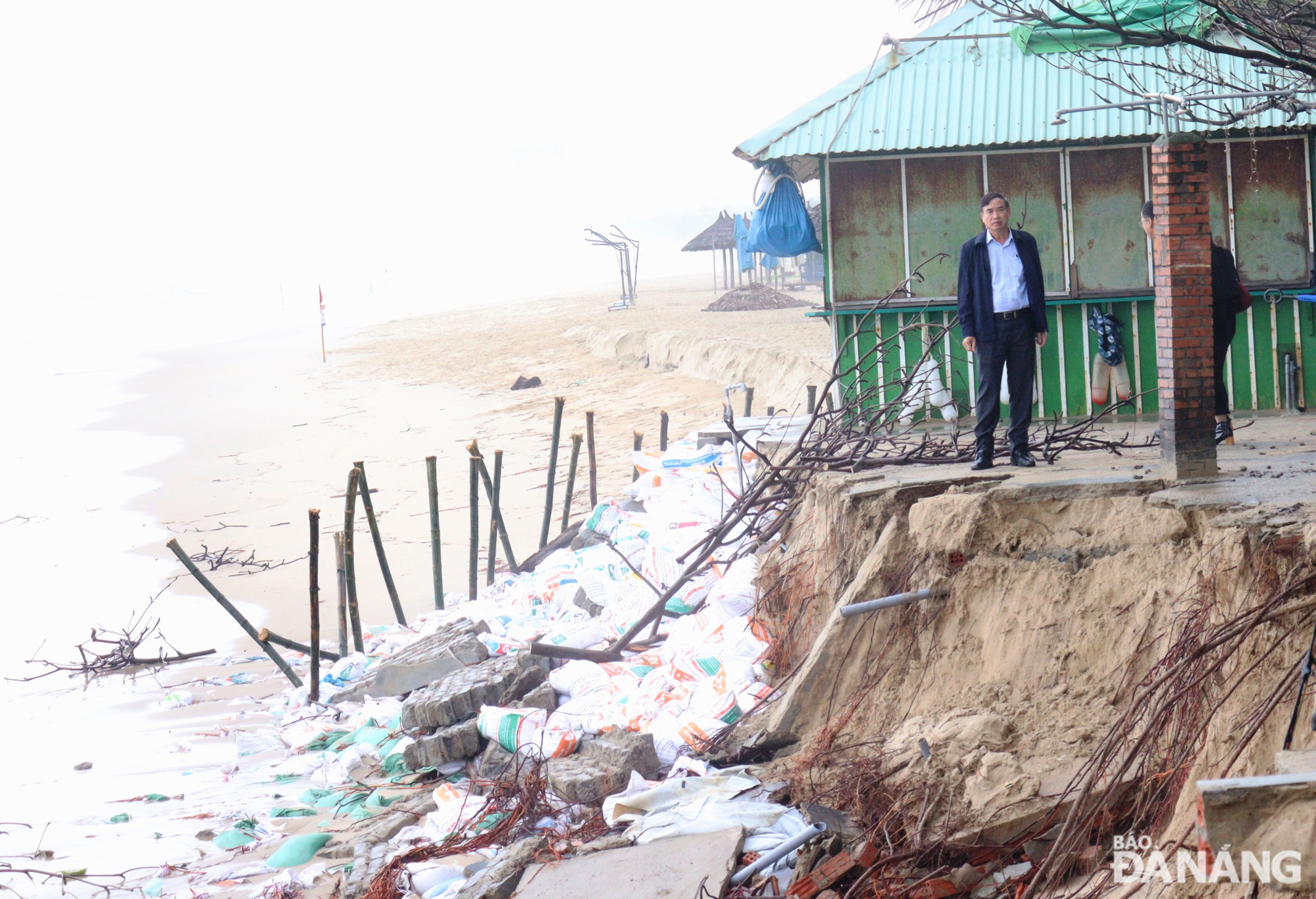 Resolver urgentemente los problemas temporales, limitar los deslizamientos de tierra en las zonas profundas de la costa y garantizar la seguridad de las personas y los turistas