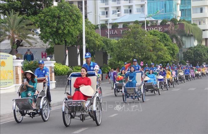 Ấn tượng cuộc diễu hành áo dài trên phố biển Nha Trang