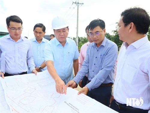 Le président du Comité populaire provincial, Tran Quoc Nam, a inspecté l'avancement des projets agricoles et de transport.