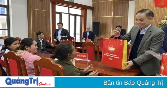 El secretario del Comité Central del Partido y jefe de la Comisión de Relaciones Exteriores del Comité Central del Partido, Le Hoai Trung, visita Quang Tri y presenta obsequios para el Tet