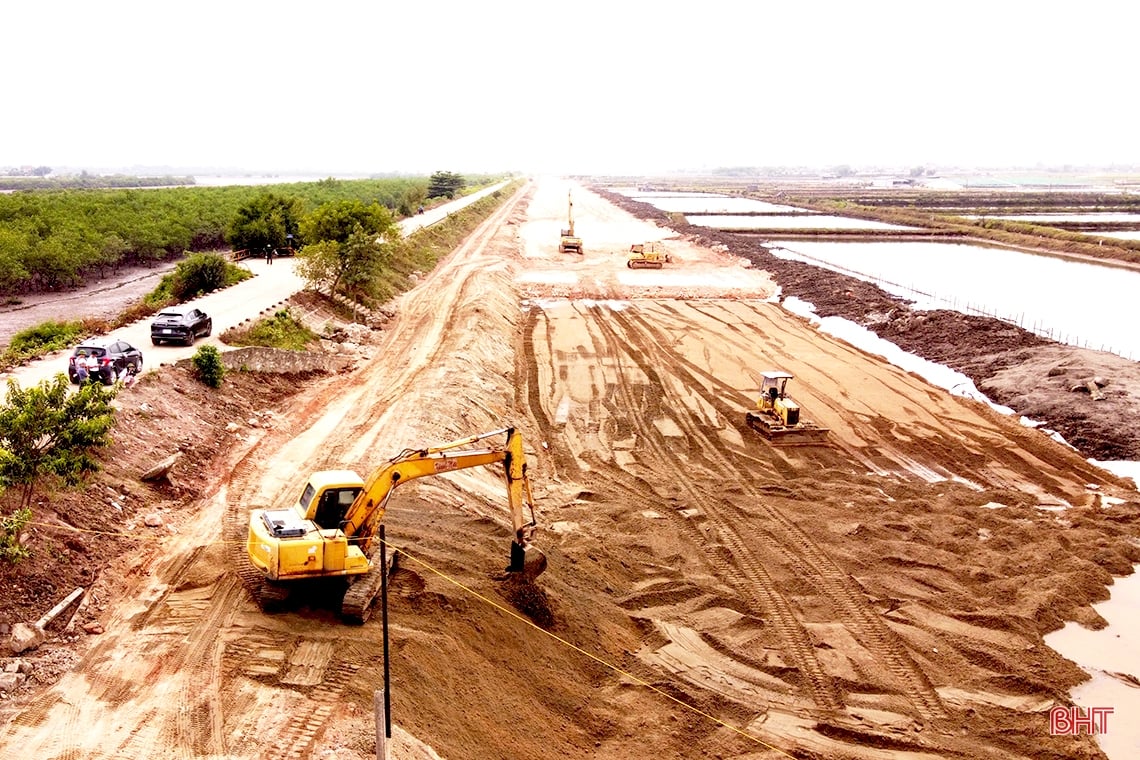 Sur le chantier de construction du projet de la rocade Est de la ville de Ha Tinh