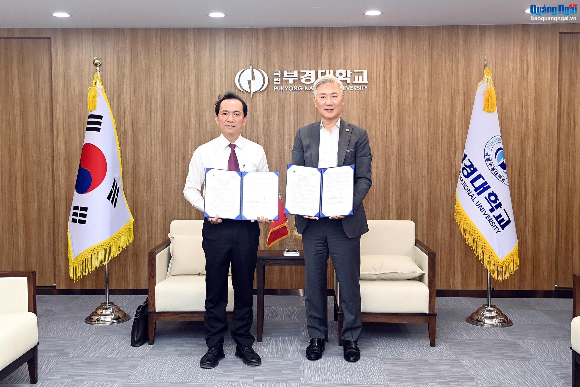 팜반동대학교 쩐 딘 탐 총장(왼쪽)이 부경대학교(한국)와 협약을 체결했다. 사진: DVCC