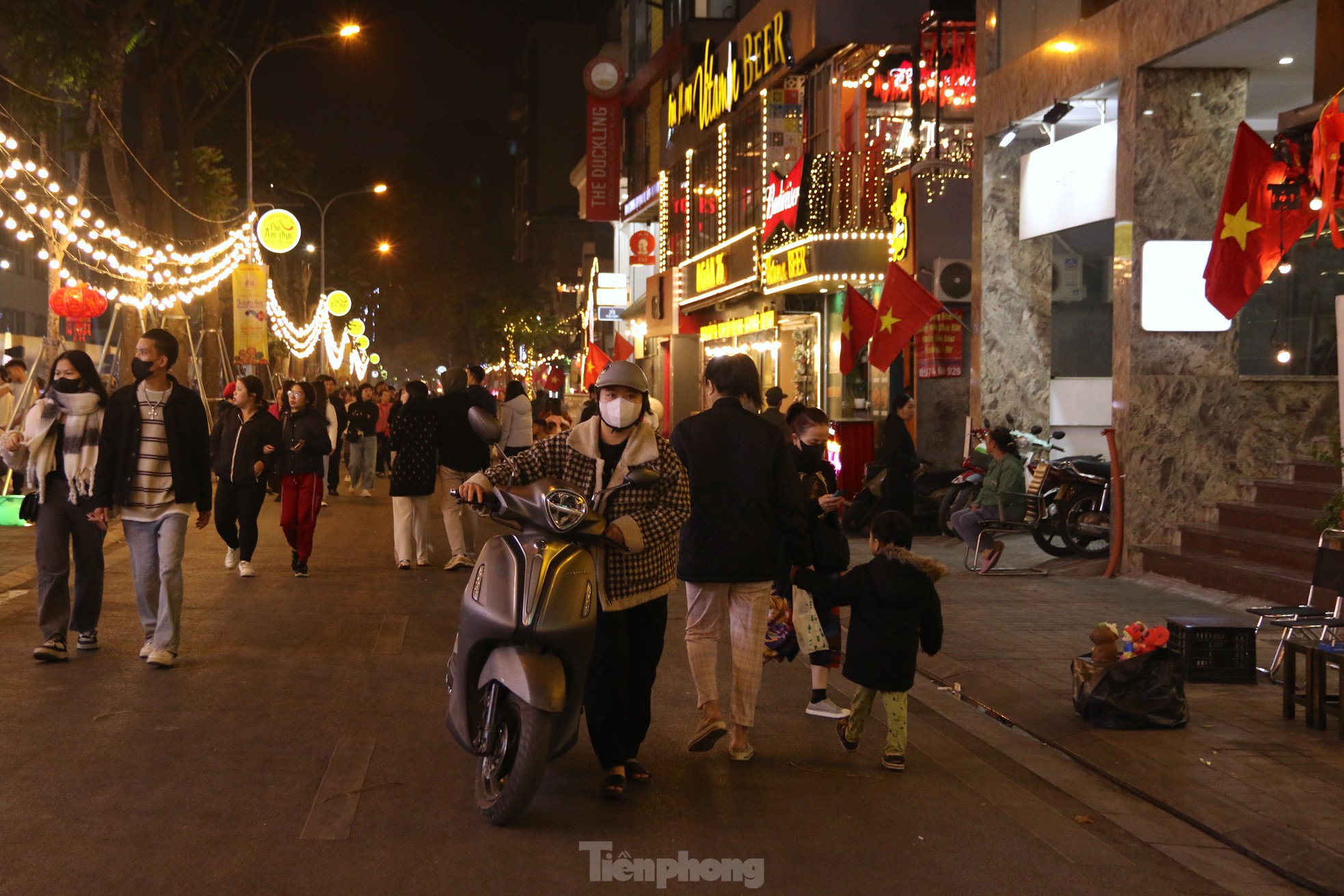 Chaos in der neu eröffneten Food Street in Hanoi Foto 12