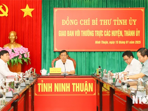 Bí thư Tỉnh ủy giao ban với Thường trực các huyện, thành ủy