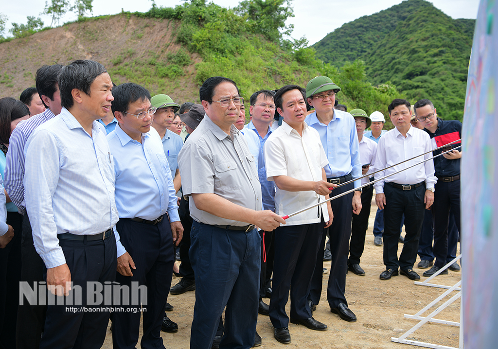 Thủ tướng Chính phủ Phạm Minh Chính kiểm tra tình hình thi công tuyến đường Đông Tây