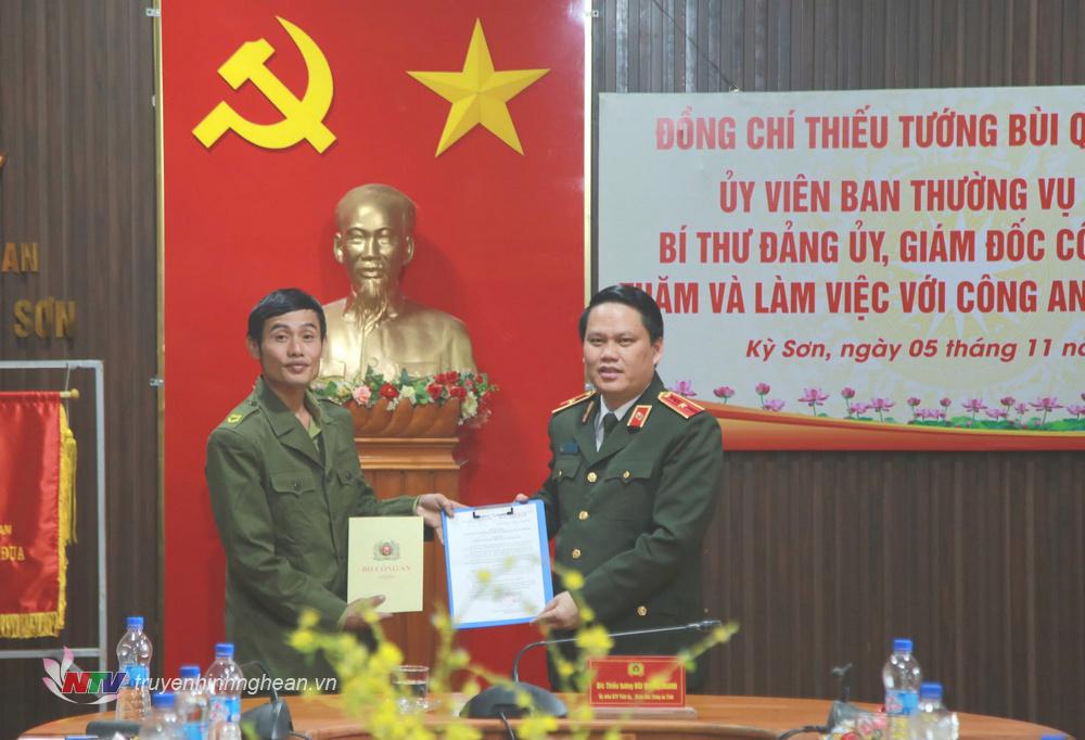 Major General Bui Quang Thanh, member of the Provincial Party Committee, Director of the Provincial Police Department, presented gifts to the Head of the Security and Order Protection Team who was injured while on duty.