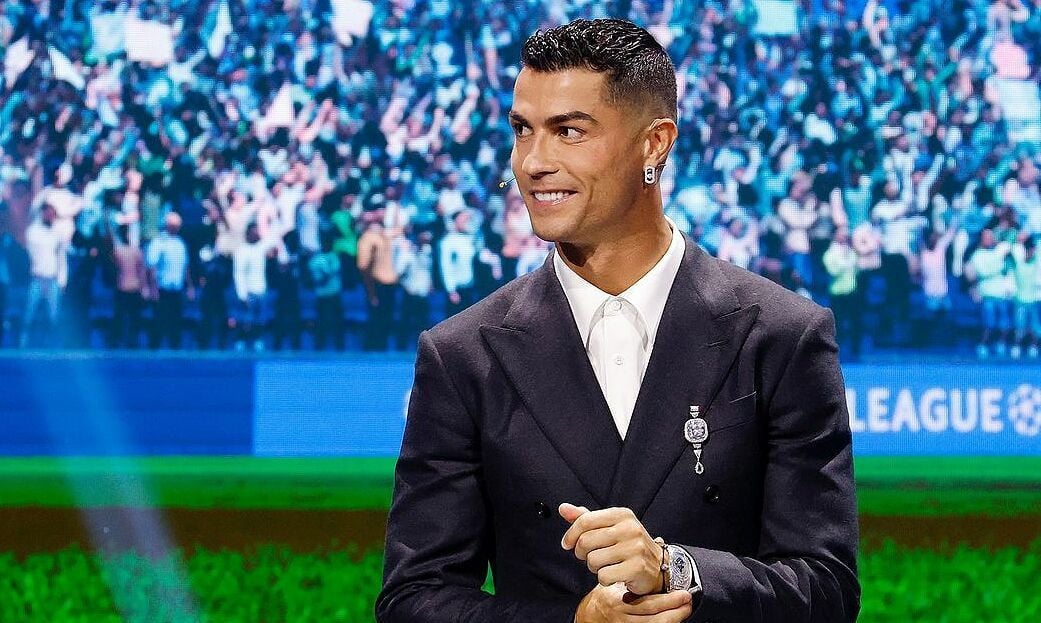 Ronaldo đeo trang sức đính kim cương