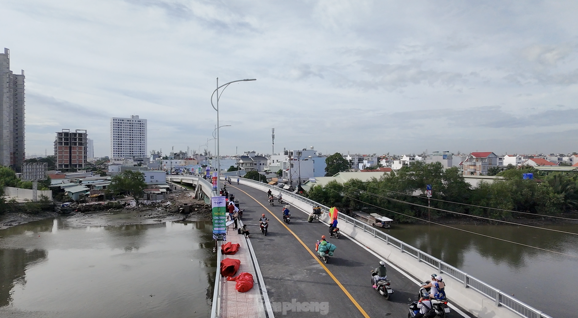 El puente, valorado en más de 500 mil millones de VND, que busca 