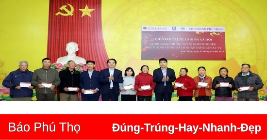 Vietnam Bank for Agriculture and Rural Development presents 200 million VND in Tet gifts to policy families and poor households in Phu Nham commune, Phu Ninh district.