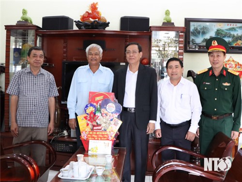 Comrade Nguyen Duc Thanh, member of the Party Central Committee, Secretary of the Provincial Party Committee visited and wished a Happy New Year to former leaders of the Provincial Party Committee through the periods.