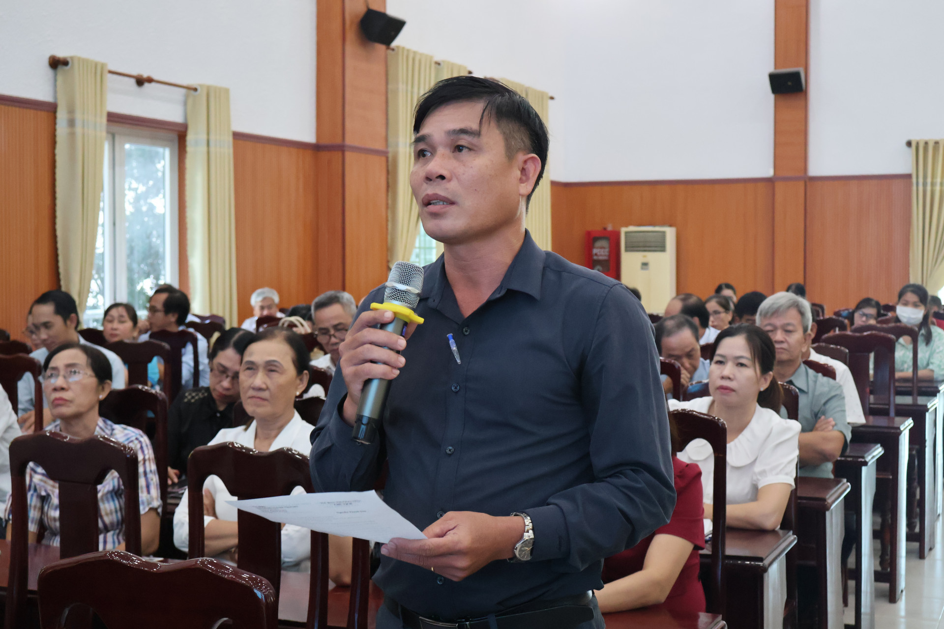 Cam Ranh City voters speak at the meeting.