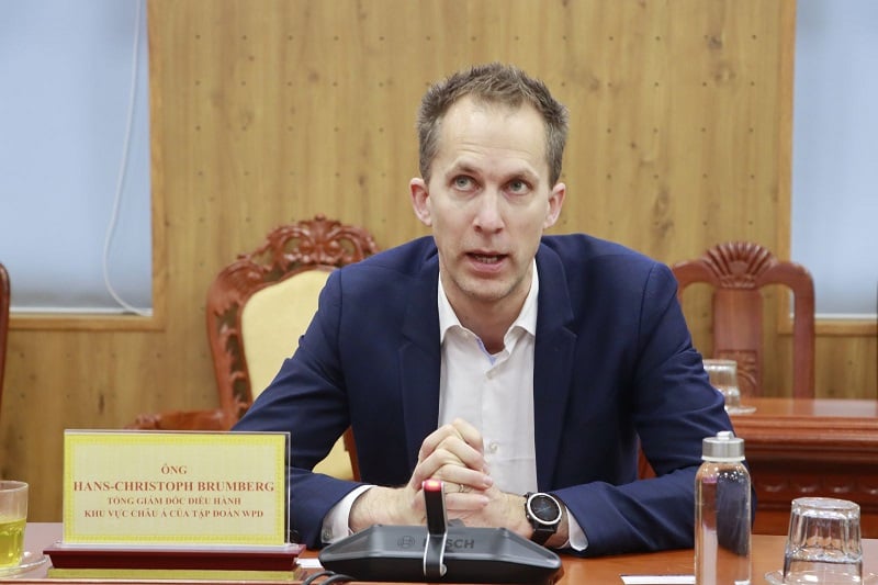 El Sr. Hans-Christoph Brumberg, CEO de WPD Group Asia, agradeció a los líderes de la provincia de Binh Dinh por crear condiciones favorables para que el Grupo prepare las condiciones necesarias para promover la construcción del proyecto de la planta de energía eólica en el distrito de Vinh Thanh.