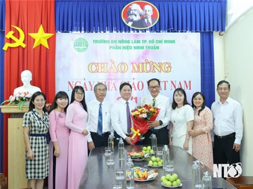 Đồng chí Trần Quốc Nam, Phó Bí thư Tỉnh ủy, Chủ tịch UBND tỉnh thăm, chúc mừng Ngày Nhà giáo Việt Nam