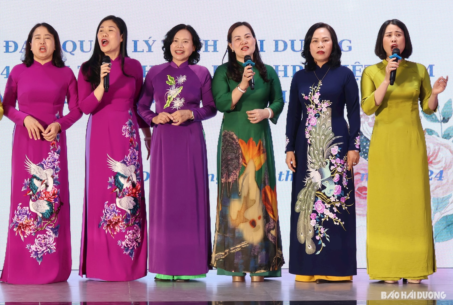 Chi Nguyen Thi Ngoc Bich canta con su hermana.jpg