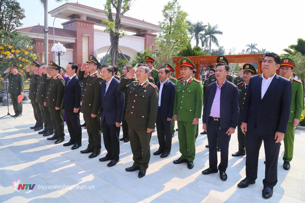 Le vice-ministre de la Sécurité publique offre de l'encens pour commémorer le président Ho Chi Minh