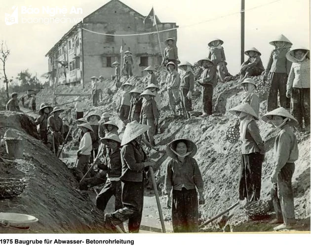 bna_Thi công đường ống thoát nước ở TP Vinh năm 1975.jpeg