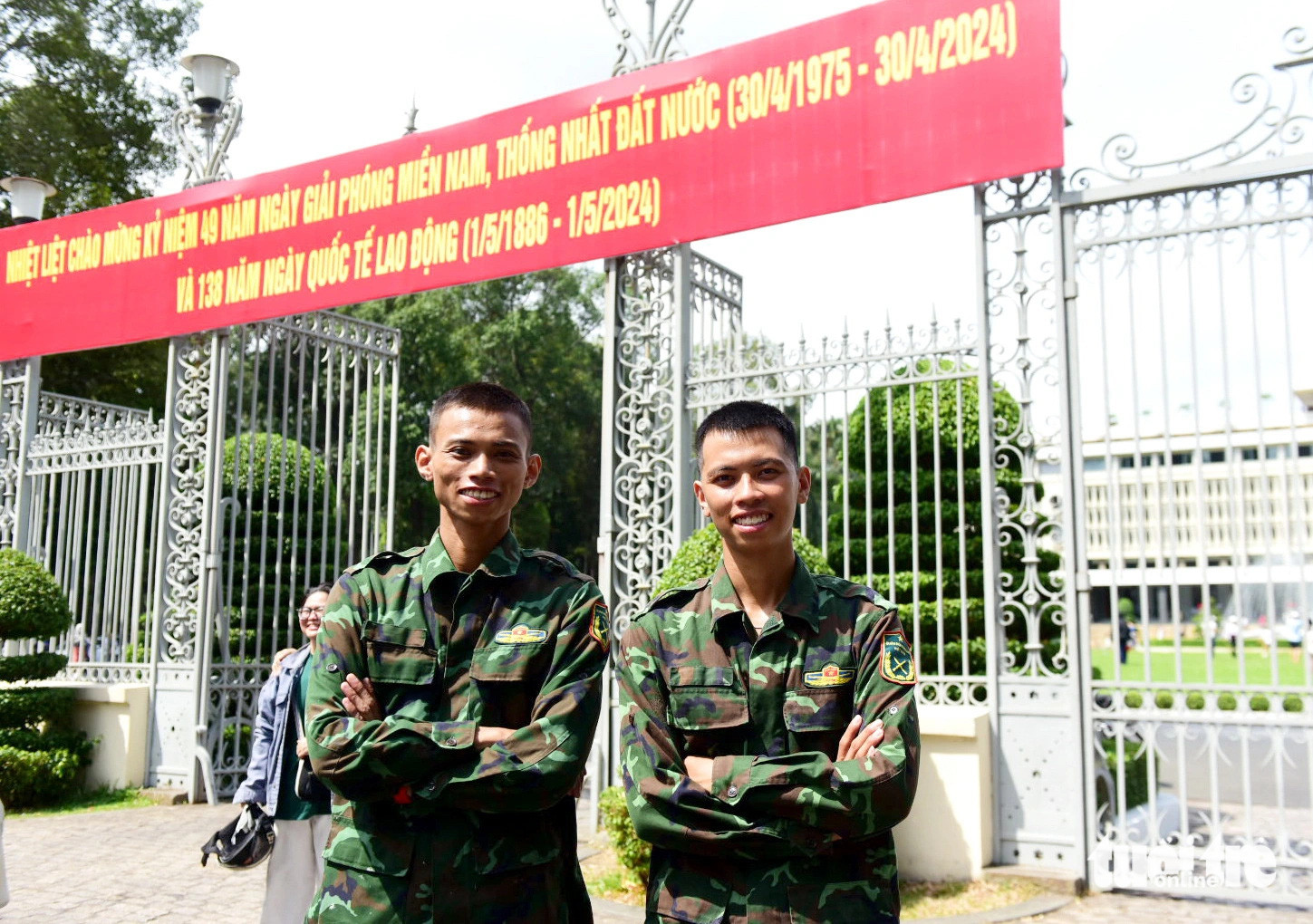 Khoác trên mình màu xanh áo lính, đến dinh Độc Lập, đứng nghiêm trang dưới lá cờ đỏ sao vàng tung bay trong ngày thống nhất đất nước